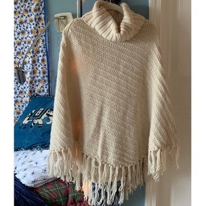 Thick-knitted adorable Poncho